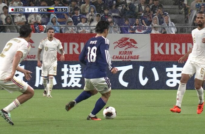 【日本代表】上田綺世の“神トラップ”に驚愕 鈴木彩艶が高速フィード→アウトサイドで完璧制御「うますぎやろ」「雨で難しいのに」 4枚目