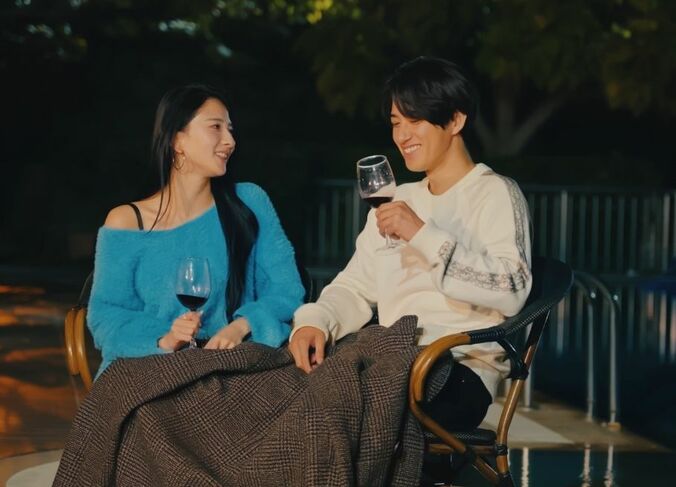 【写真・画像】水着姿が大バズりした国宝級バスト美女、ハイスペ経営者（35）に頭を掴まれ突然のキス　2枚目