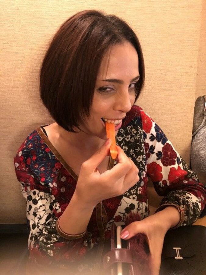 フィフィ、人参くわえる姿を公開される　ものまねバーでノリノリ 1枚目