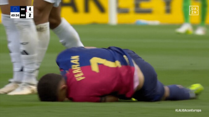 「レッドカードだろ！」「普通に暴力…」マドリードDFの“超危険タックル”にバルサ主将が激怒「荒いだけ」「アフターで蹴った」クラシコで一触即発→SNSも大荒れ 2枚目