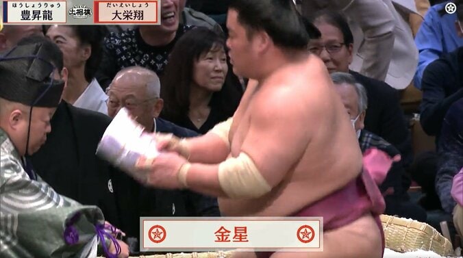 「まだ来る！」“止まらない懸賞”に驚き 大栄翔が豊昇龍“撃破”で大量懸賞と金星ゲット「すごい懸賞」 4枚目