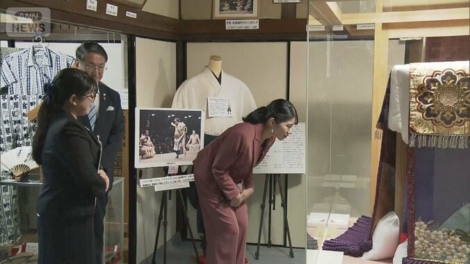 【写真まとめ】愛子さま 3日目は爽やかなライトブルーの装い 大型望遠鏡を覗き込み満面の笑み　2日目には｢はこた人形｣の眉毛絵付けに苦戦する姿も【鳥取訪問】 14枚目