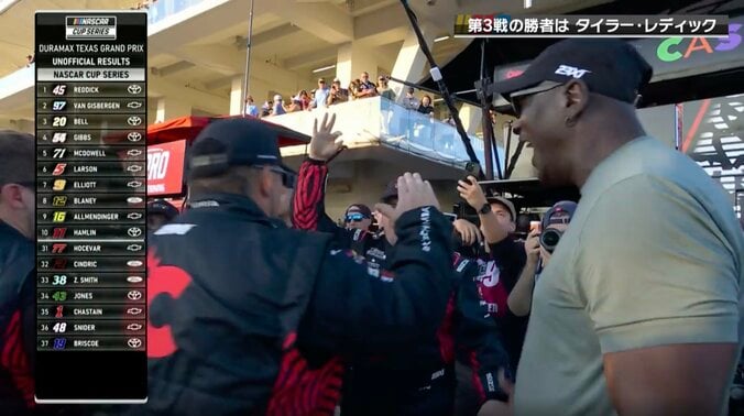マイケル・ジョーダンが「新たな歴史を作っちゃった」 レースで史上初快挙！「3-PEAT!!!」「3本指、窓から出してた」歓喜の瞬間が話題 4枚目