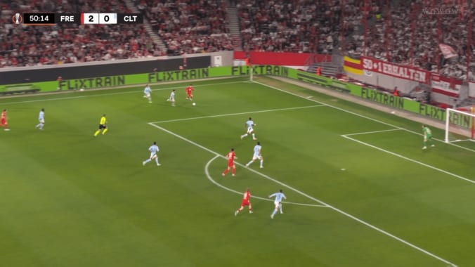 日本代表MFの“股抜きドリブル”が圧巻！スピード＆テクニックで相手2人をぶち抜いた瞬間 鈴木唯人がELで躍動 5枚目