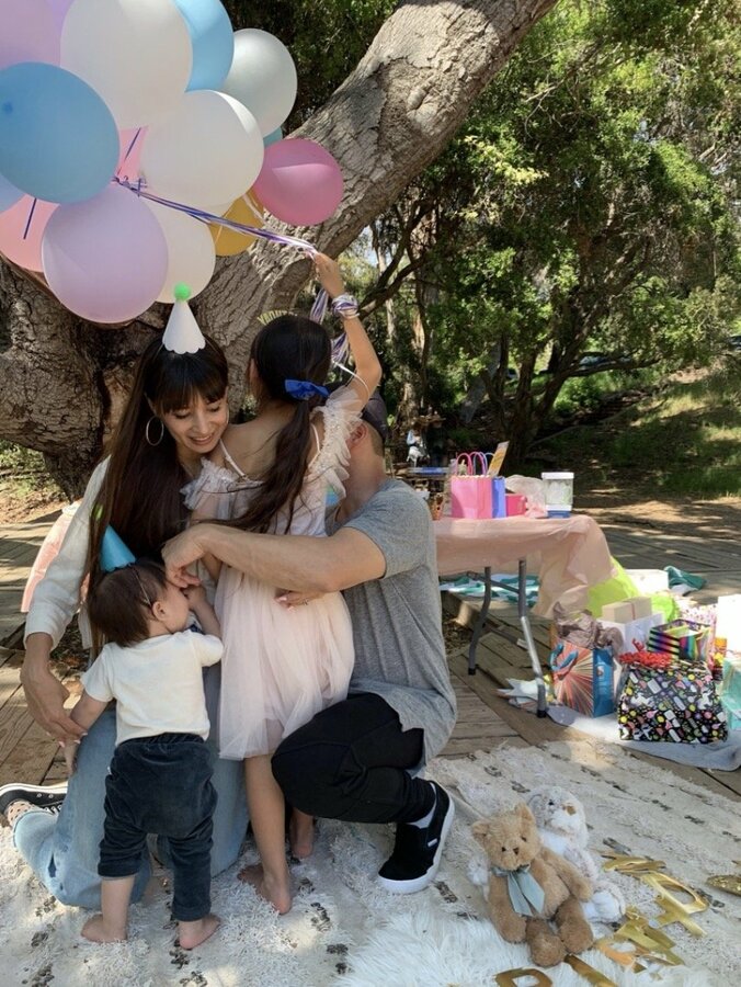 吉川ひなの、娘の誕生日パーティーでの“仲良し”家族4ショットを公開 1枚目