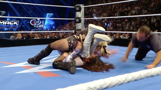 一瞬のスキをついたアレクサが丸め込みで勝利