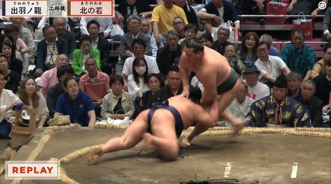 「めっちゃ良い席」大相撲、行司の背後に芸能界引退で“大成功”の元タレントの姿「うらやましい」  4枚目