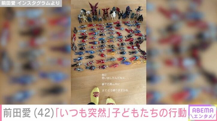 フィギュアが並べられた廊下