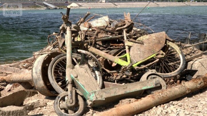 長い間川底に沈んでいたとみられる自転車や電動キックボード 2026年8月7日撮影