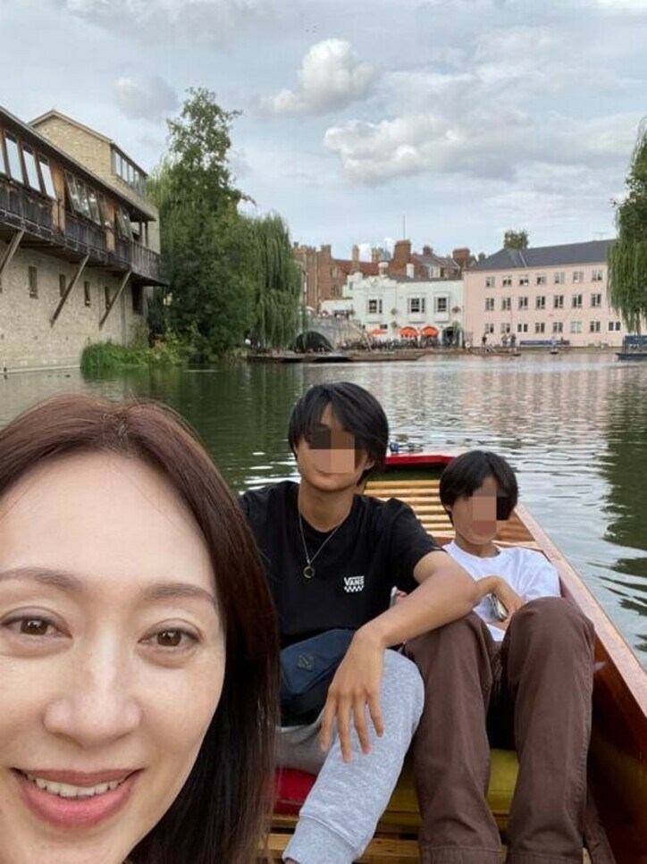  白城あやか、息子達とケンブリッジ大学内を満喫「2人とも苦労していました」 