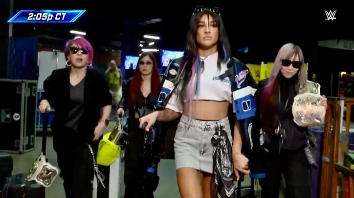 【写真・画像】日本人“最凶”悪女レスラー、すっぴん風メイク＆揃いのサングラス姿で会場入り 「WWEを動かしているのは彼女たち」海外のファンも注目　1枚目