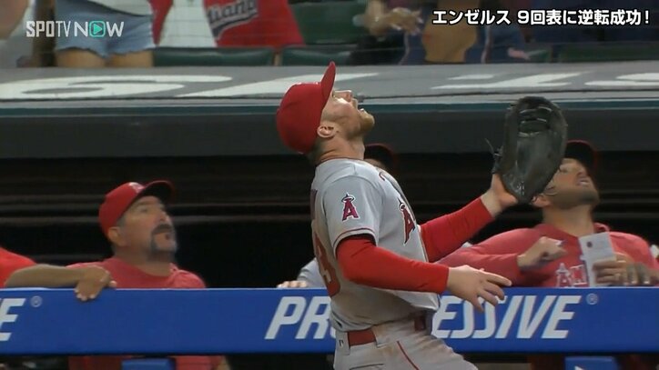 ボールが半分飛び出てる！大谷翔平の同僚、勝利目前で見せた“ベンチぎりぎりキャッチ”に仲間も爆笑