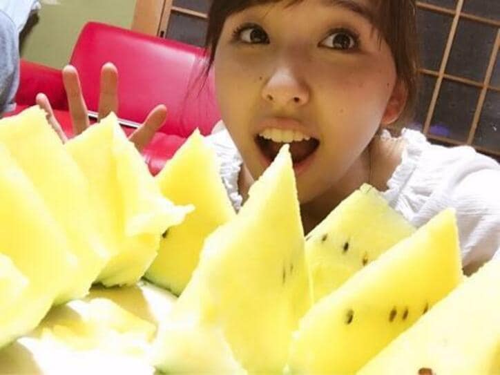 ももクロ玉井、“しおりんカラー”の黄色いスイカとツーショット!? ファンから歓喜の声