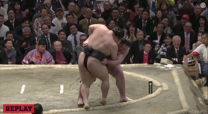 大関・豪栄道、全勝対決で栃ノ心に敗退　力相撲も寄り切られる