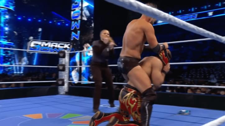 【映像】覆面レスラー、マスク剥ぎ取られ→すぐそばに“新しい顔”のベタ展開