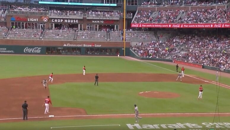 走者ドン引き！大遠投“爆肩レーザービーム”「ヤバいｗ」今季No.1級の超ファインプレー… 天才アクーニャJr.が“ノーバン神送球”