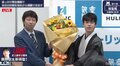 藤井聡太新棋聖、喜びの会見「実力を高めて、いい将棋をお見せしたい」師匠・杉本昌隆八段からは花束のプレゼント