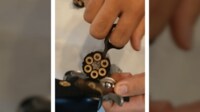 回転式拳銃に弾６発を“一気装填”
