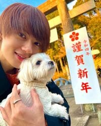「犬になりたい」「どっちも可愛すぎてやばい」佐野勇斗＆愛犬の微笑ましい初詣ショットにファン悶絶！