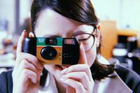 “写ルンです”を構える野島マネージャー（河北麻友子）の姿に「なつい！」の声『Ｍ　愛すべき人がいて』