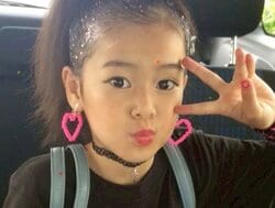 現在は元“日本一かわいいJK”に成長！大人っぽすぎる幼少期に反響「かわいい！」