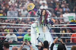 日本人女子レスラー、歓喜のステージ裏やりとりに「国民的歌姫」「スーパースター」らが映り込み？ ファンが“特定”で話題