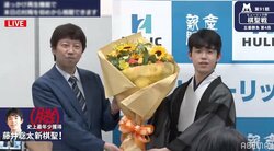 藤井聡太新棋聖、喜びの会見「実力を高めて、いい将棋をお見せしたい」師匠・杉本昌隆八段からは花束のプレゼント