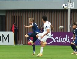 「危険すぎるだろ！」19歳日本代表DFが“顔面ハイキック”被害…「足が入ってるやん」「怪我はやめて…」髙橋仁胡が悶絶→ファンが激昂＆心配【U20アジアカップ】