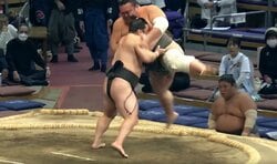 「浮いちゃった」“鬼”の炎鵬、厳しい攻めに館内どよめき 154キロを豪快に吊り上げて電光石火の寄り倒し