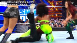 暗闇で光る女子レスラーの“巨大すぎるアフロ”に騒然 「モハメドヨネみたいだ」驚きの声も