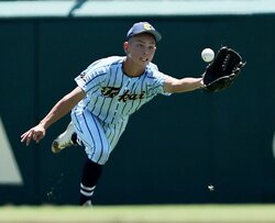 地獄を乗り越えてきた！ 走って、走って、とにかく走りまくる　激走ヘッドスライディング、驚異のダイビングキャッチ… “粘り強い”東海大甲府の超絶プレーが炸裂する瞬間