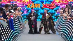 日本人女子レスラー、妖艶衣装で“肩出し、舌出し”敵地ファンと煽り合いの珍事 「姐さん格が違う」圧巻のヒールっぷりにファン興奮