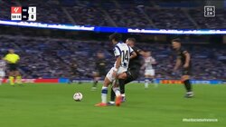 卑劣！「何するんや！」久保建英、背後からの強烈な腿裏タックルに倒れ込んで悶絶...「モモカンくらったか」「これはかなり痛いやつ」