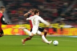 ブンデス王者を切り裂く！ 佐野海舟の“パワフル縦進入フィニッシュ”が見事すぎる「ベストイレブン級」「一番怖い」守備の鬼が攻撃でも異彩