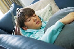 佐野玲於がキュート過ぎる寝顔を披露　映画『ハナレイ・ベイ』ファン悶絶級の場面写真解禁