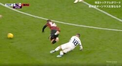 本能的に潰したくなった？「危ねえ！」「怖すぎるだろ…」 アルゼンチン代表の血が騒ぐ“高速タックル”が炸裂した瞬間 ゴール前の危険な位置で体ごとふっ飛ばすハードプレー