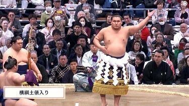 つまみ出せ」「自分に酔ってるだけ」横綱土俵入り、ファンの“異様”な