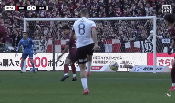 トレンド１位！ 浦和サヴィオの“無からのチャンスメイク”が「神すぎる」「異次元」「怪物だ」50m重戦車ドリブル→超絶スピンパスの一部始終 3枚目