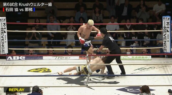 「最悪すぎる」「格闘家失格や」ダウンした相手に“ダメ押し”の顔面蹴り 前代未聞の反則に波紋 相手は失神 後日SNSで「自分自身を見つめ直して」謝罪も 5枚目