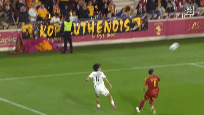 「後ろに目が付いてる？」日本代表MFの“驚愕ダイレクトパス”にSNS騒然「この空間認知力よ」後方からの浮き球を華麗に捌いた瞬間 4枚目