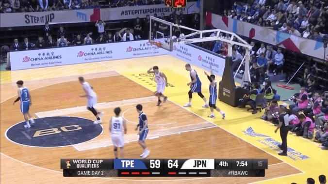 「えっ？ちょっと待って！」“衝撃ジャッジ”に日本代表SGが困惑…「謎の笛」「なんやこのお笑い判定」SNS大荒れで『テクニカルファウル』がトレンド入り【バスケＷ杯予選】 3枚目