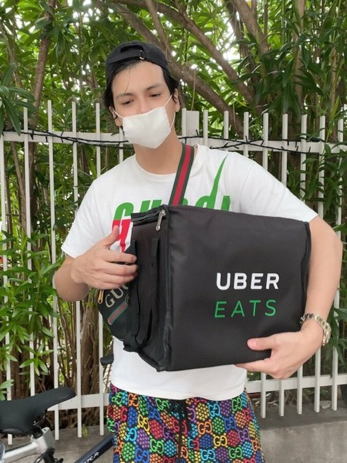 川崎希、夫・アレクが『Uber Eats』でバイト開始「お小遣いもらえないから」 1枚目