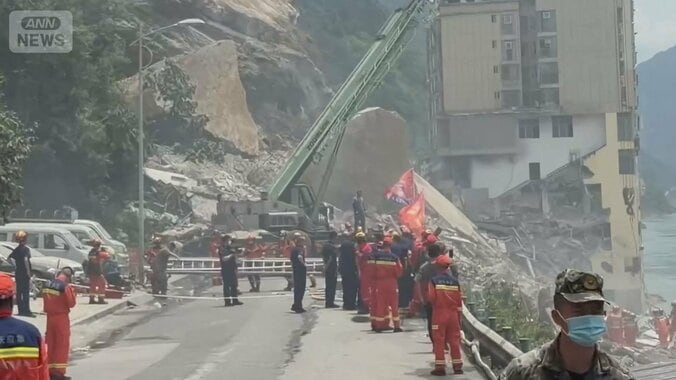 十数軒の住宅倒壊・通行中のバス1台が巻き込まれか…中国・重慶市で大規模な山崩れ 1枚目