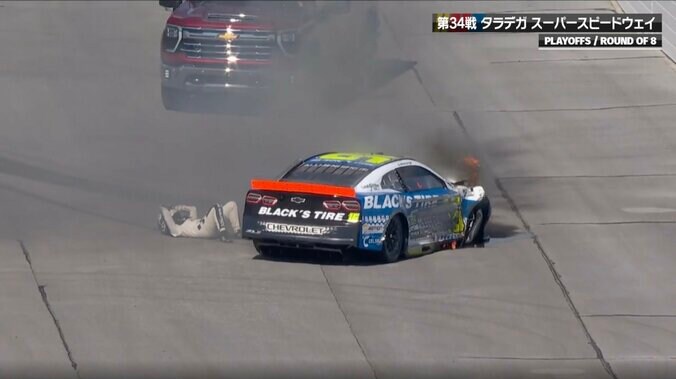 ドライバー激白「一瞬、息も止まった」 プレーオフの熱戦で米騒然…マシン炎上も自力で脱出「無事で良かった」安堵の声 3枚目