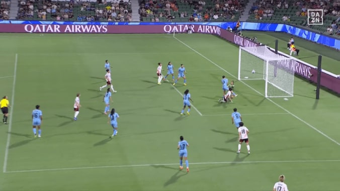 「侍ジャパンより点取ってる！」“頭利き”のなでしこFW、豪快ダイビングヘッド炸裂「マジでかっこいい」20分間でハットトリック【女子アジアカップ】 3枚目