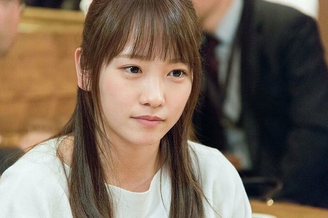 川栄李奈がもぐもぐ、優しい眼差しで坂口健太郎を見つめる　『人魚の眠る家』食事カット初公開 4枚目