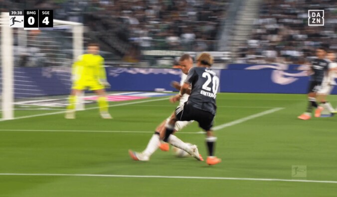 相手の股を抜くクロスを上げる堂安律