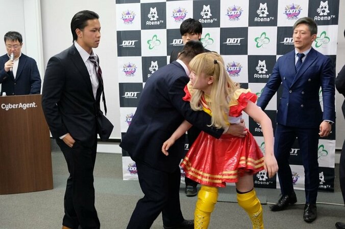 遺恨勃発！伊藤麻希がケンカを売りまくり大暴れ　DDT「マジ卍」トーナメント記者会見 1枚目