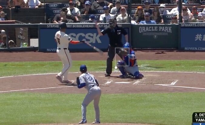 【写真・画像】球場騒然！ 山本由伸のストレートで“異変”… 打者が飛んだ！「どうした」「そりゃビビる」 見送りリアクションが話題に　1枚目