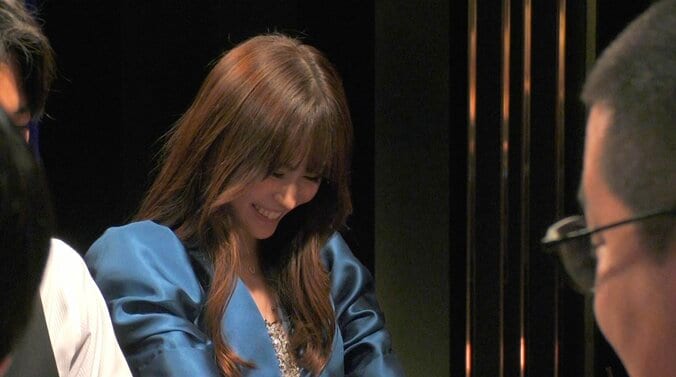 【映像】最強ポーカー美女、“ギャップ全開”可愛すぎる笑顔